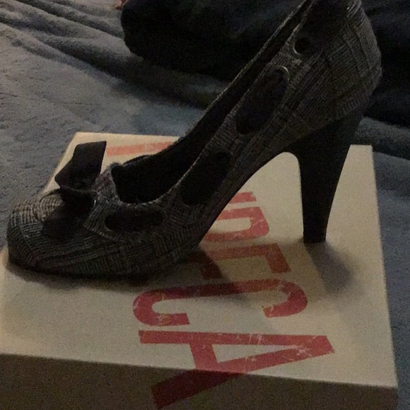 Brown close toe heels - Picture 2 of 2